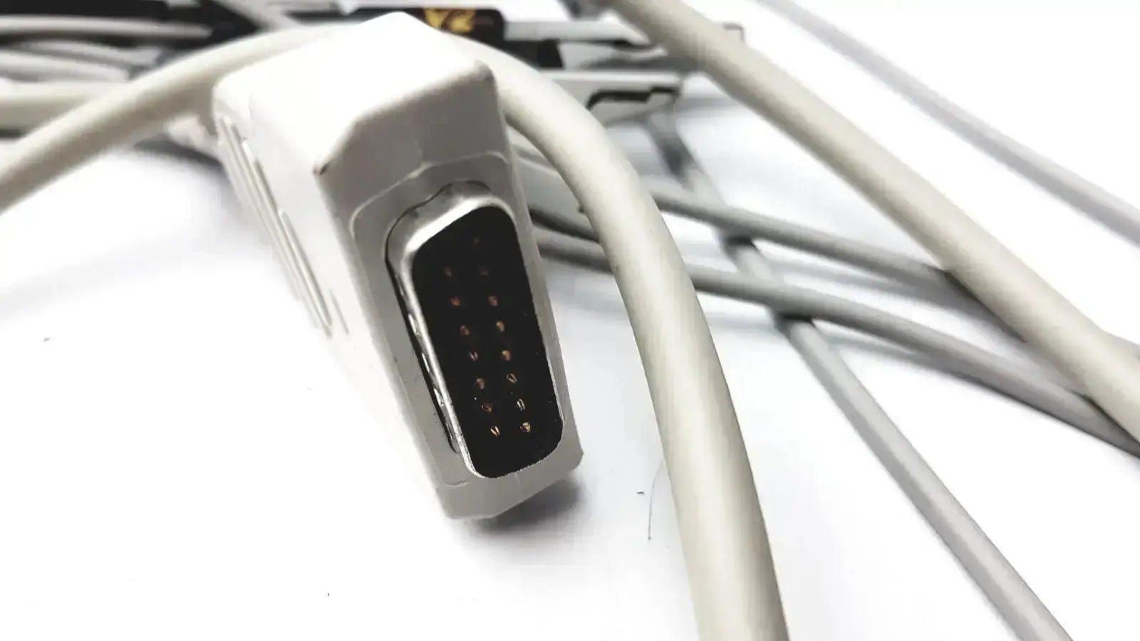 Gray vga lead trunk cable with white plastic connector housing and black metallic pins for ge multiiink marquette ekg use