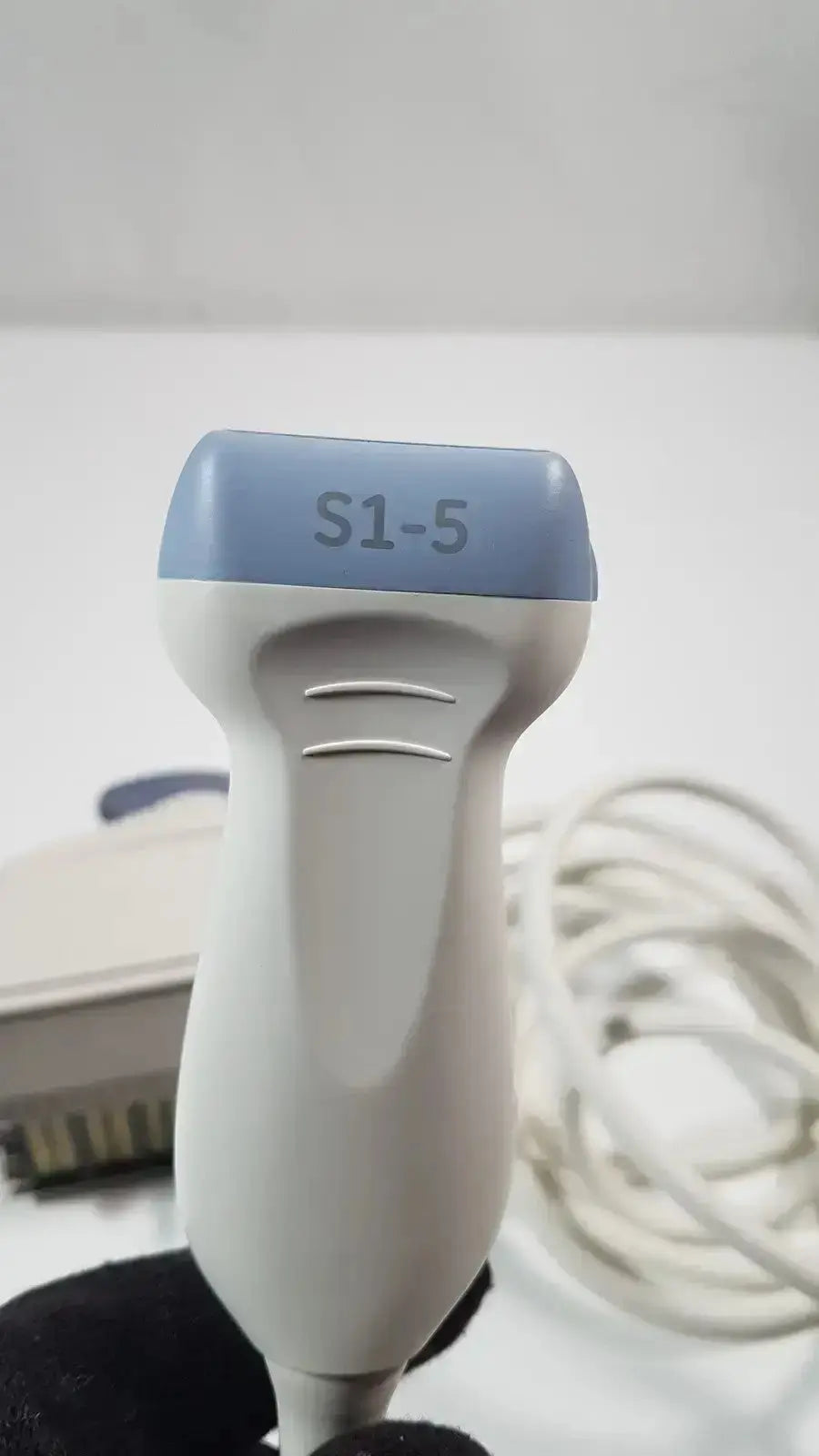 Gray and light blue ge s1-5-d phased array ultrasound probe with s1-5 printed on top for medical imaging