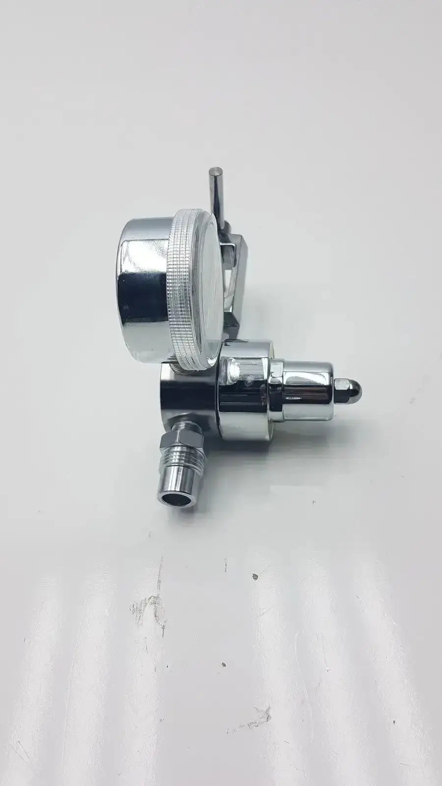 Chrome finished gentec cga950 compressed air regulator with textured knob and threaded ports for 60 psi outlet pressure