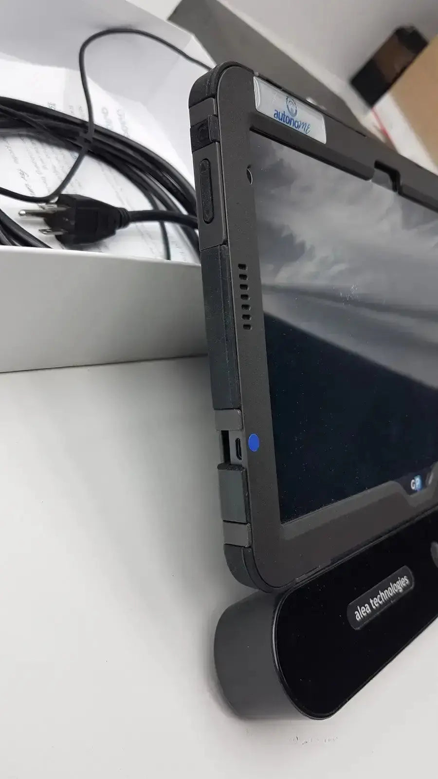 Black rugged grid pad g-bbda2-10d tablet with reinforced edges and blue power light used medical equipment for sale