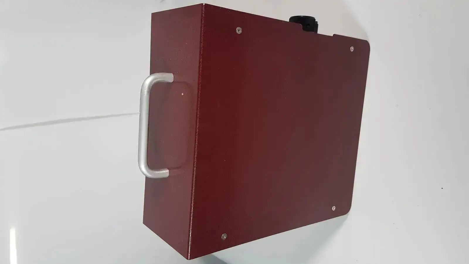 Maroon rectangular hoefer ps500xt dc power supply battery pack with silver handle and black top cap for 500v 400ma use