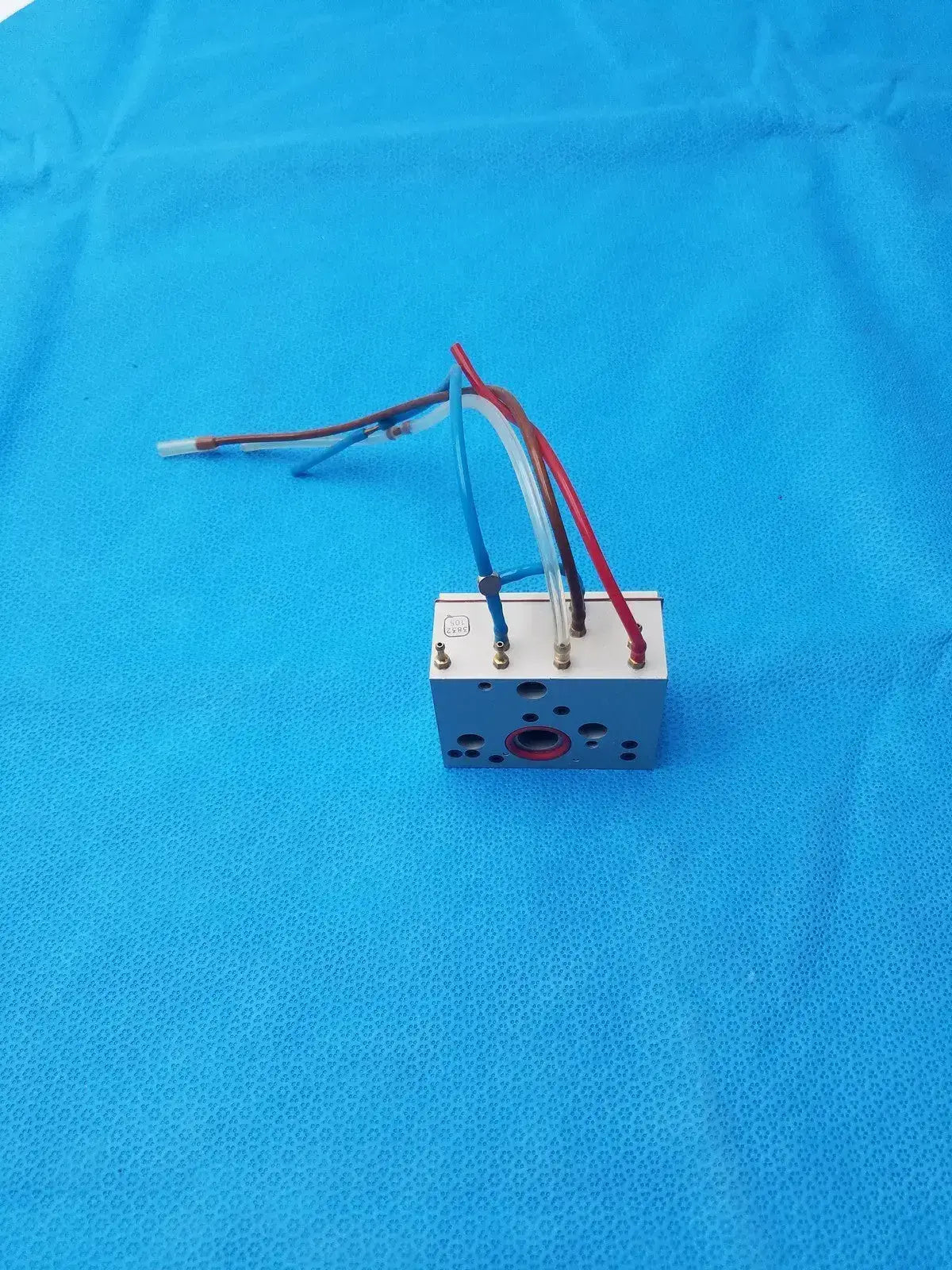 Hydraulic Manifold Silver With 4 Pipes/Cable