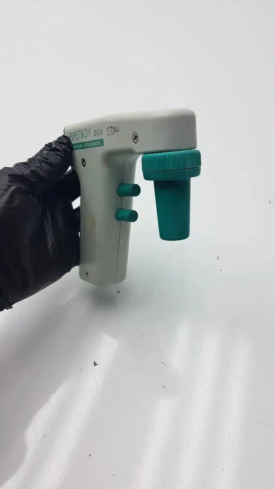 White and teal integra biosciences acu pipetboy controller 50ml pipette with ergonomic grip and adjustable volume settings