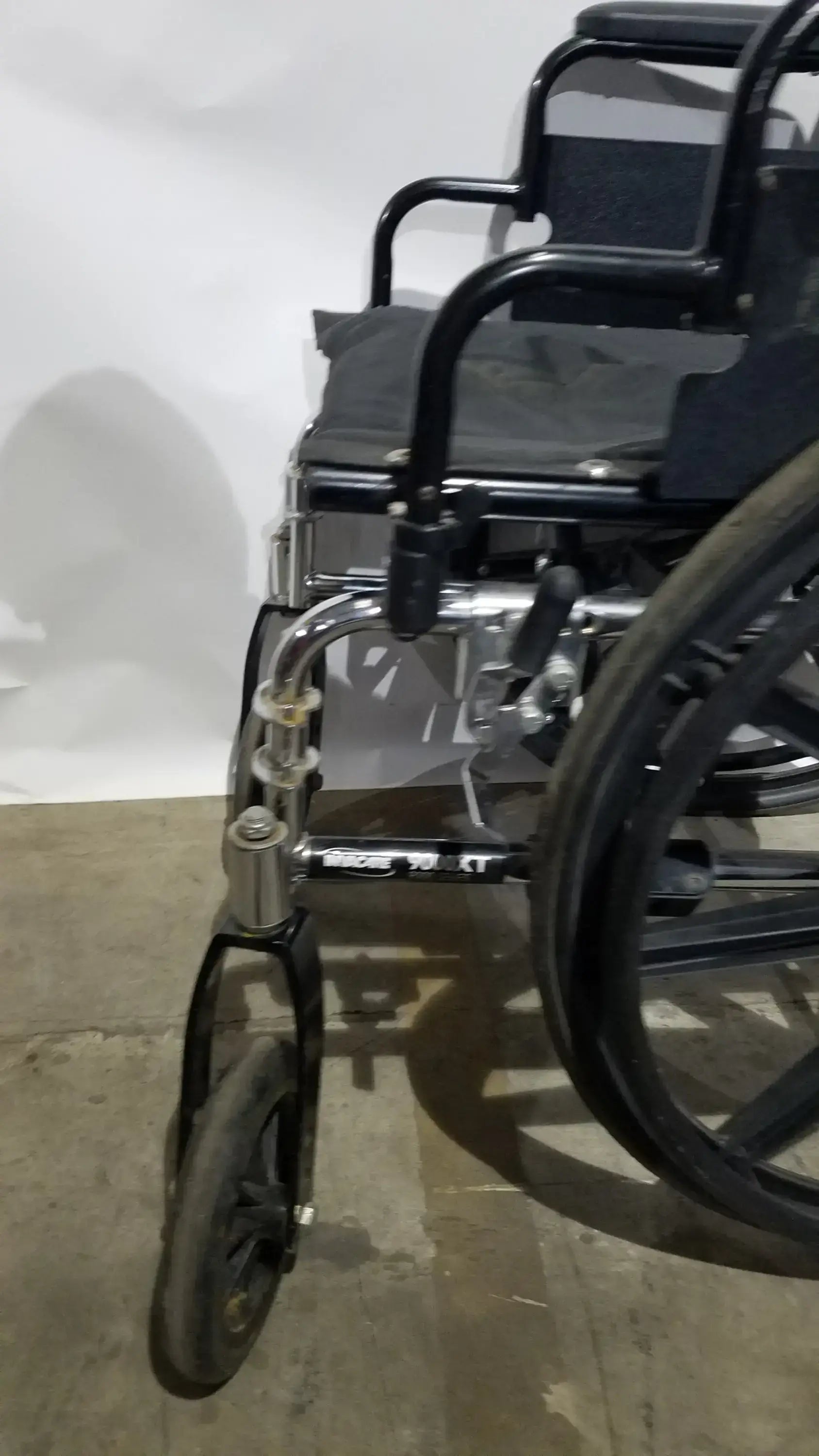 Invacare 9000 XT Manual Wheelchair Folding Heavy Duty Mobility Medical Chair
