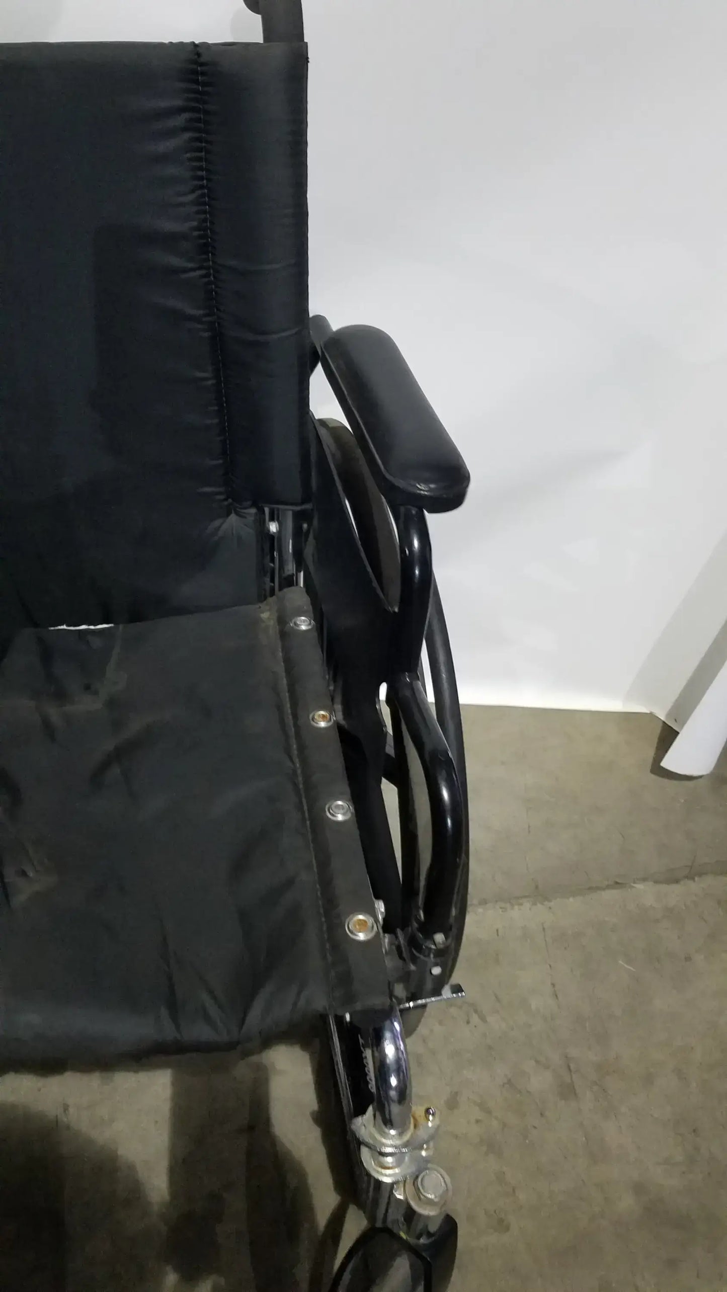 Invacare 9000 XT Manual Wheelchair Folding Heavy Duty Mobility Medical Chair