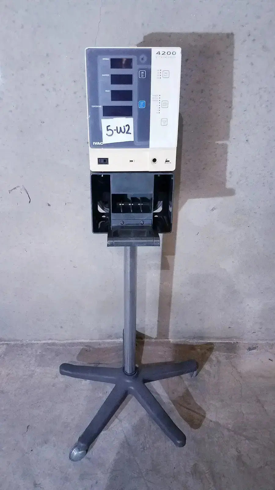 Medical infusion pump ivac corporation vital check 4200 with white gray control panel mounted on black metal stand