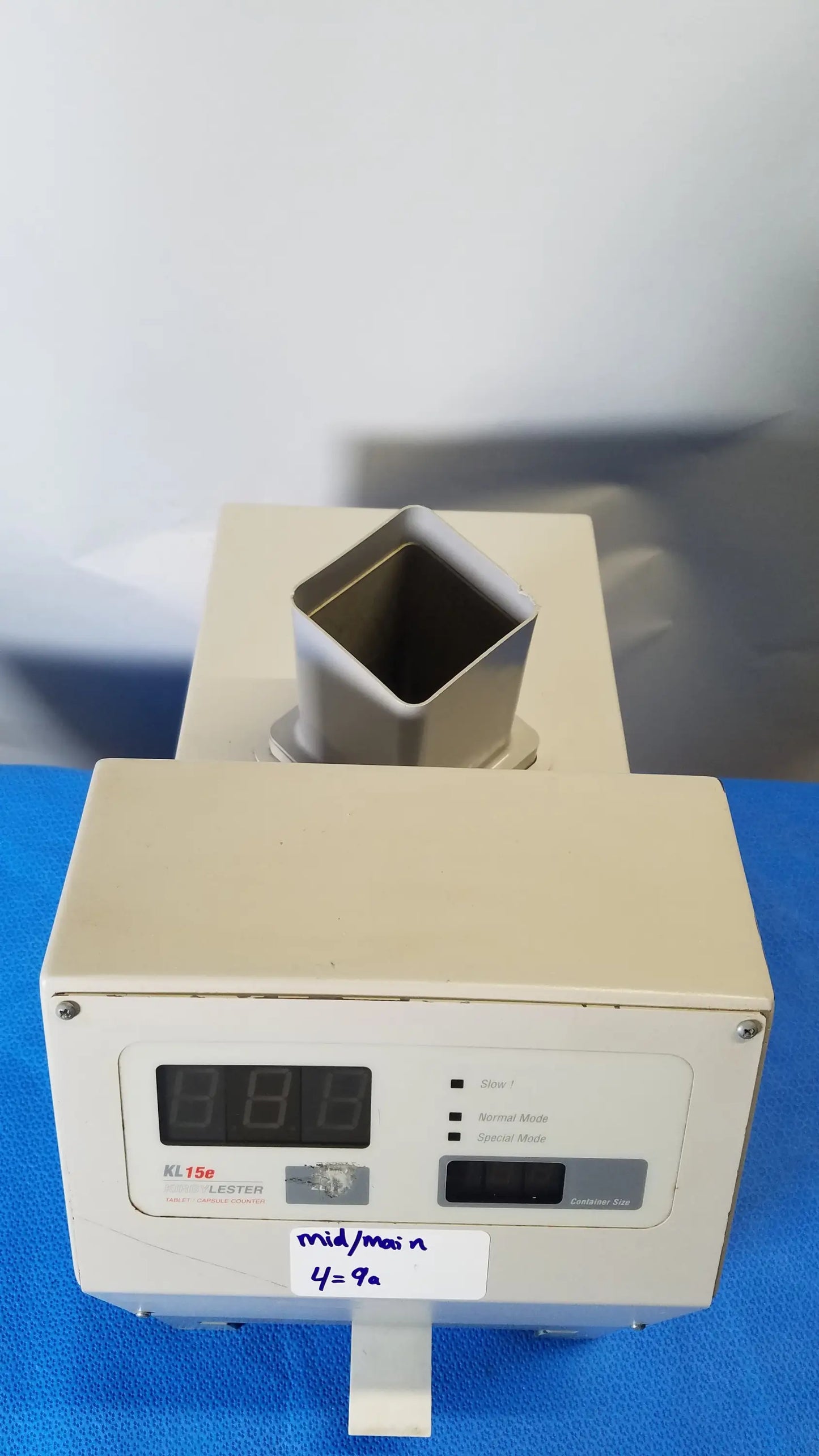 Beige kirby lester kl15e pharmacy tablet counter with silver metallic inlet and digital display panel medical equipment