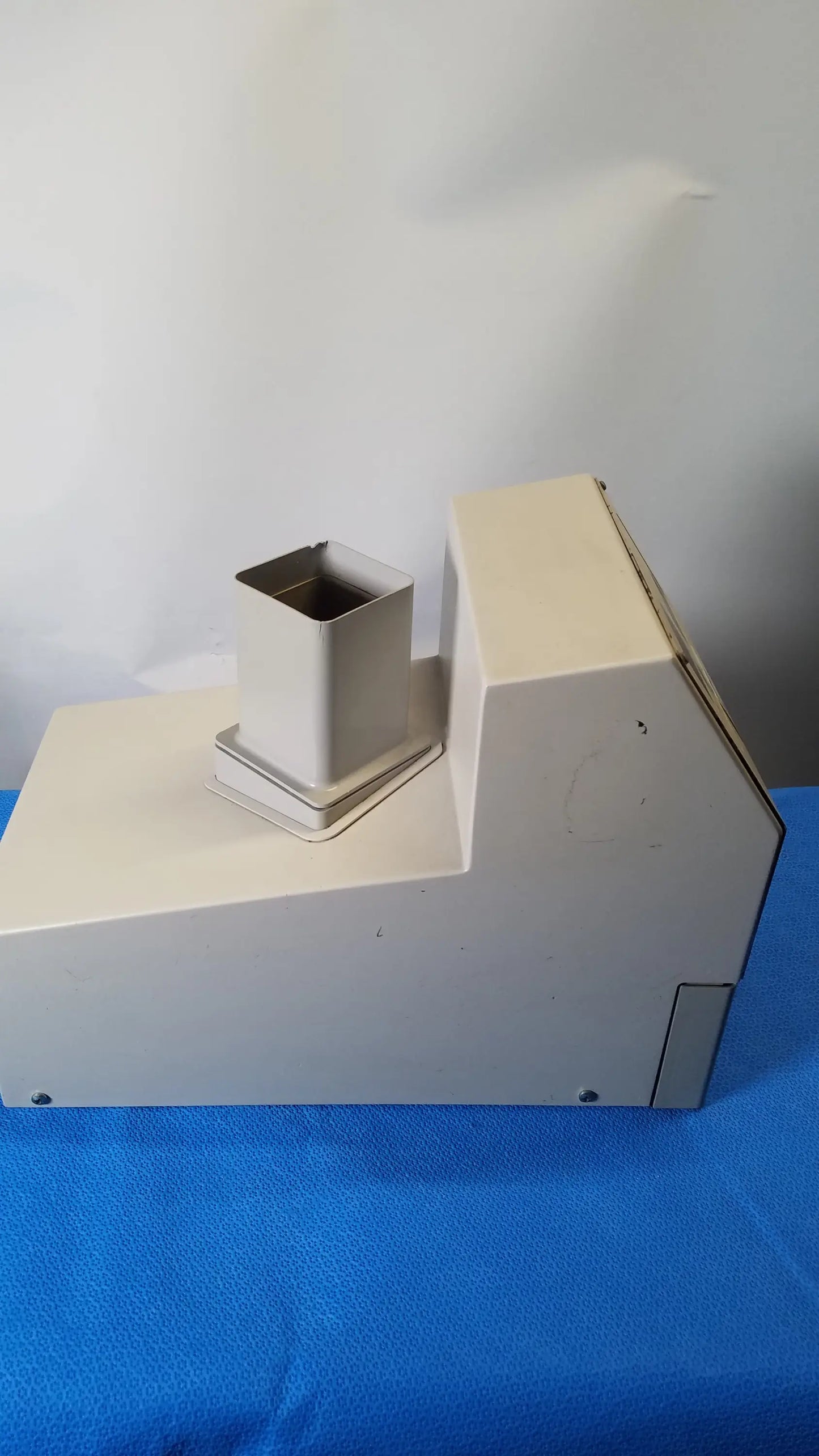 Beige rectangular kirby lester kl15e pharmacy tablet and capsule counter with metallic square component medical equipment