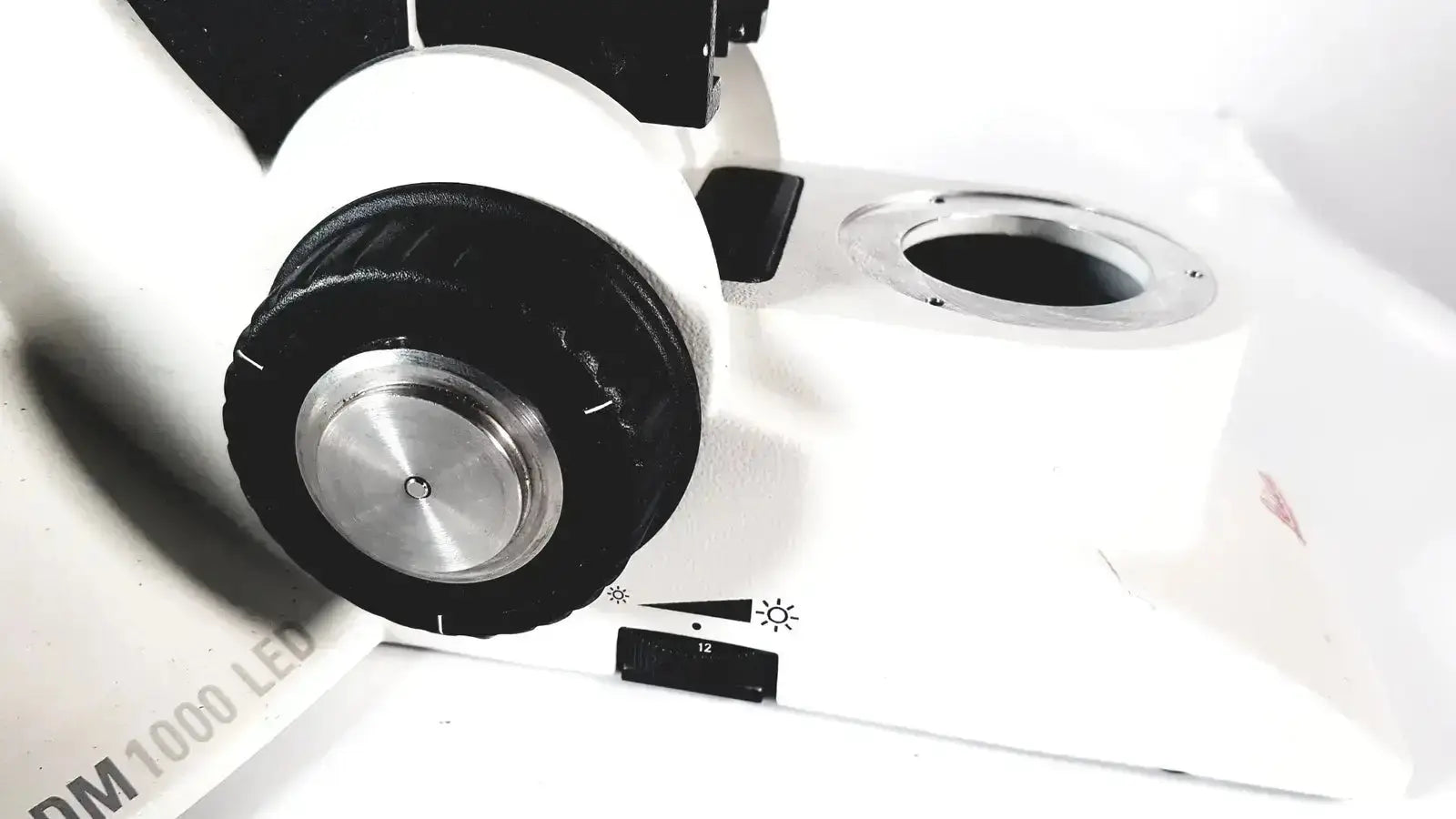 White leica dm1000 led microscope with black and silver accents for advanced led microscope microsystems use