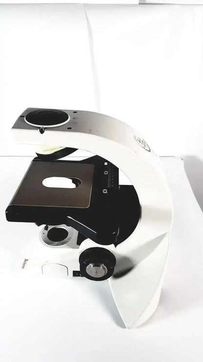 Leica dm1000 led compound microscope in white and black with adjustable focus knobs and illuminated stage for precise analysis