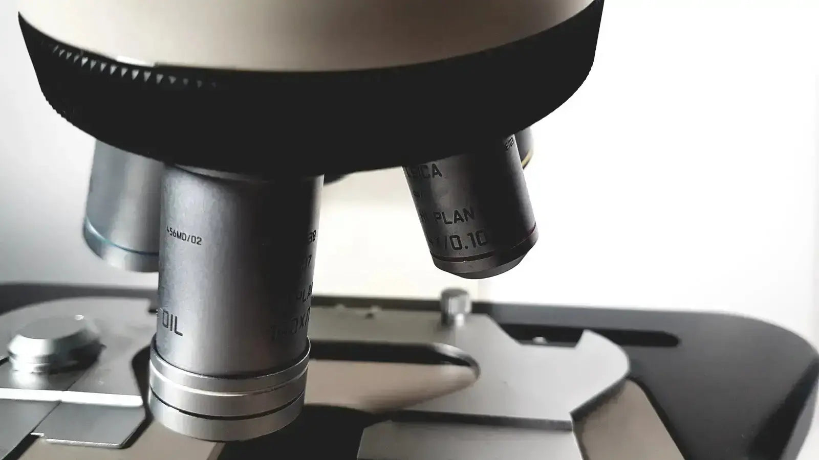 Silver metallic microscope objective lenses with engraved markings for leica dm1000 used medical equipment for sale