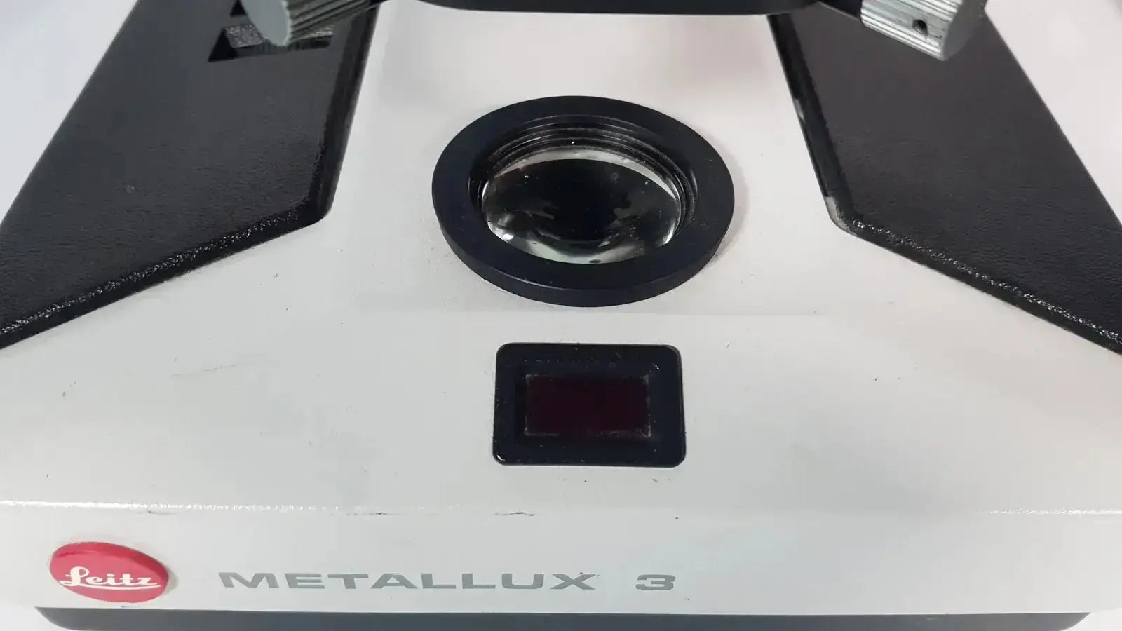 White leitz metallux 3 stereo zoom microscope with black accents and circular lens cover for precision viewing