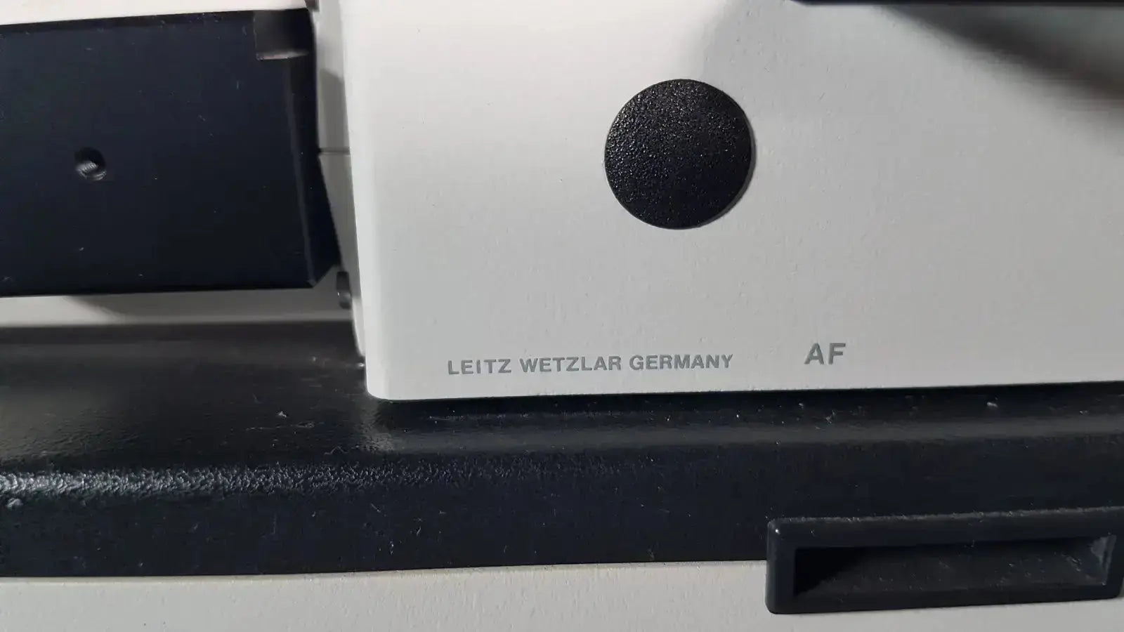 White leica body with black knob and leitz wetzlar germany branding on leitz metallux 3 stereo zoom microscope