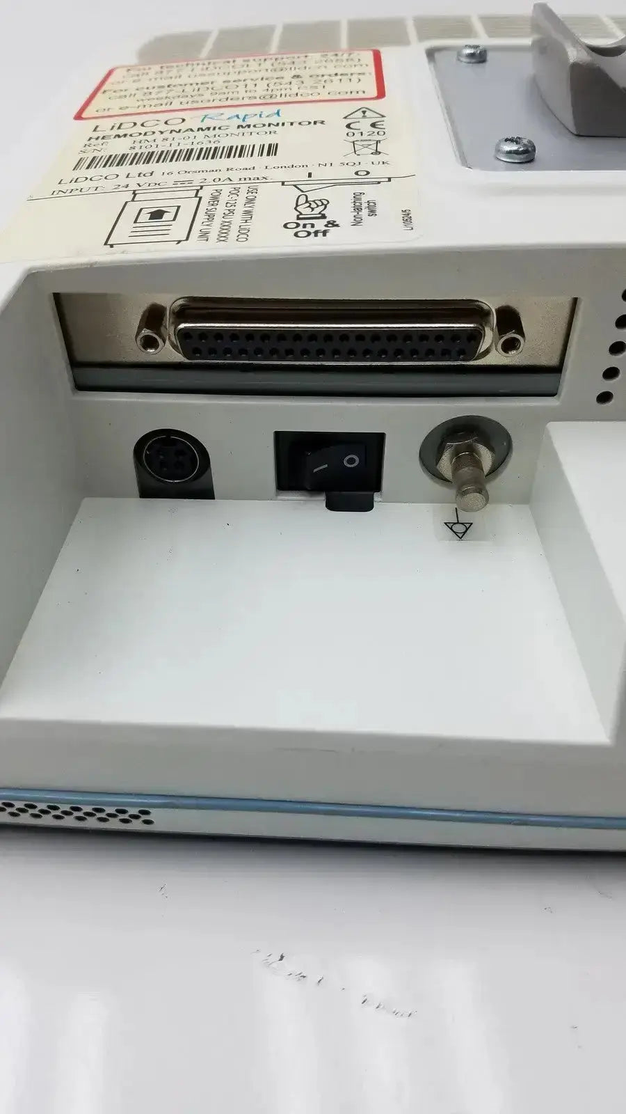 White plastic lidco rapid hm81-01 hemodynamic monitor with d-sub connector power switch and rotary knob on front panel