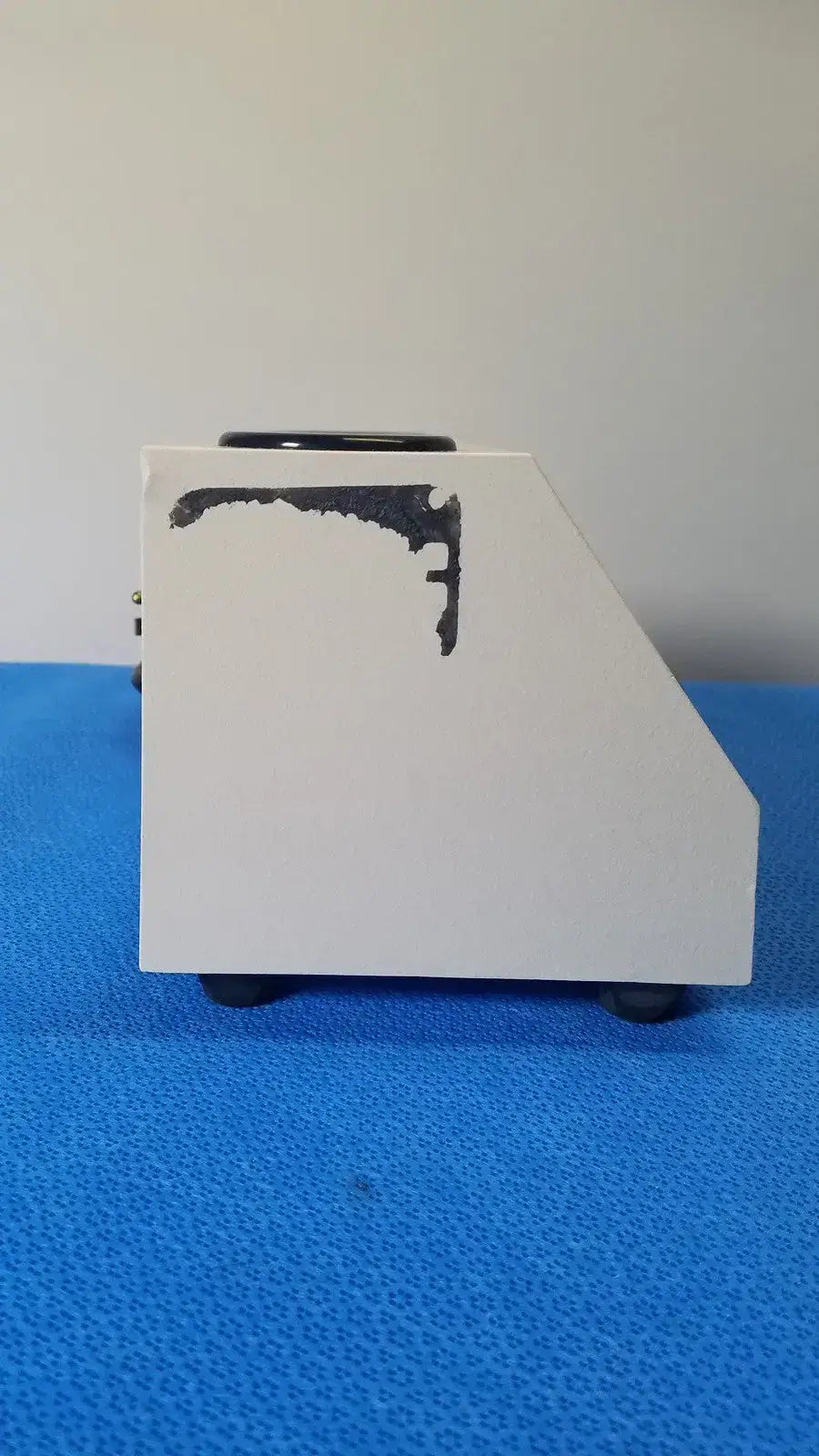 Lombart Instrument Three-Well Desk Charger