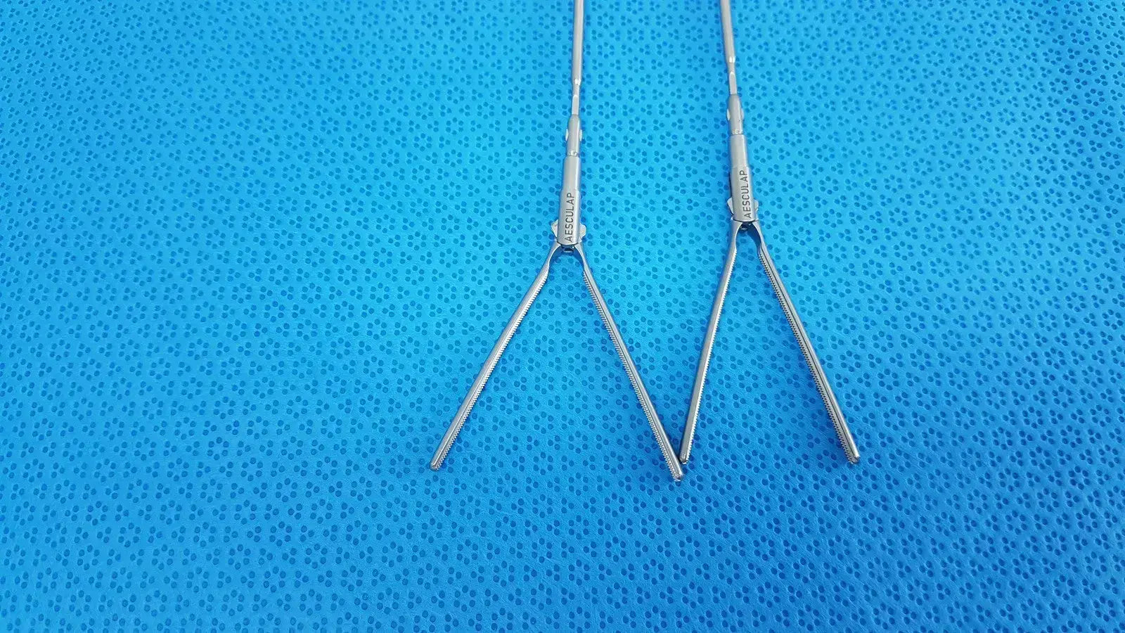 Lot of = 2 AESCULAP Laparoscopic Dissecting Forceps - P0657R