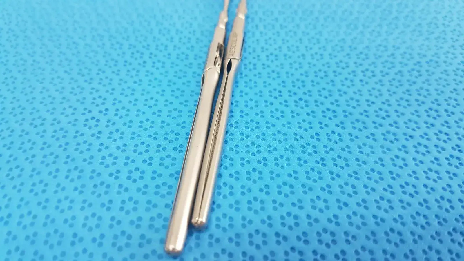 Lot of = 2 AESCULAP Laparoscopic Dissecting Forceps - P0657R