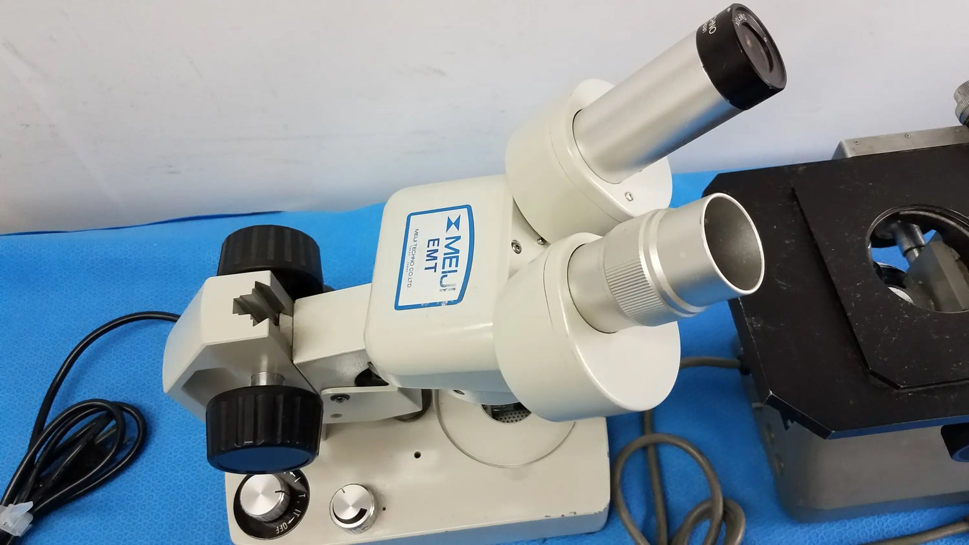 White and black melu ent stereo microscope with dual eyepieces and adjustable focus knobs in inverted binocular microscope set