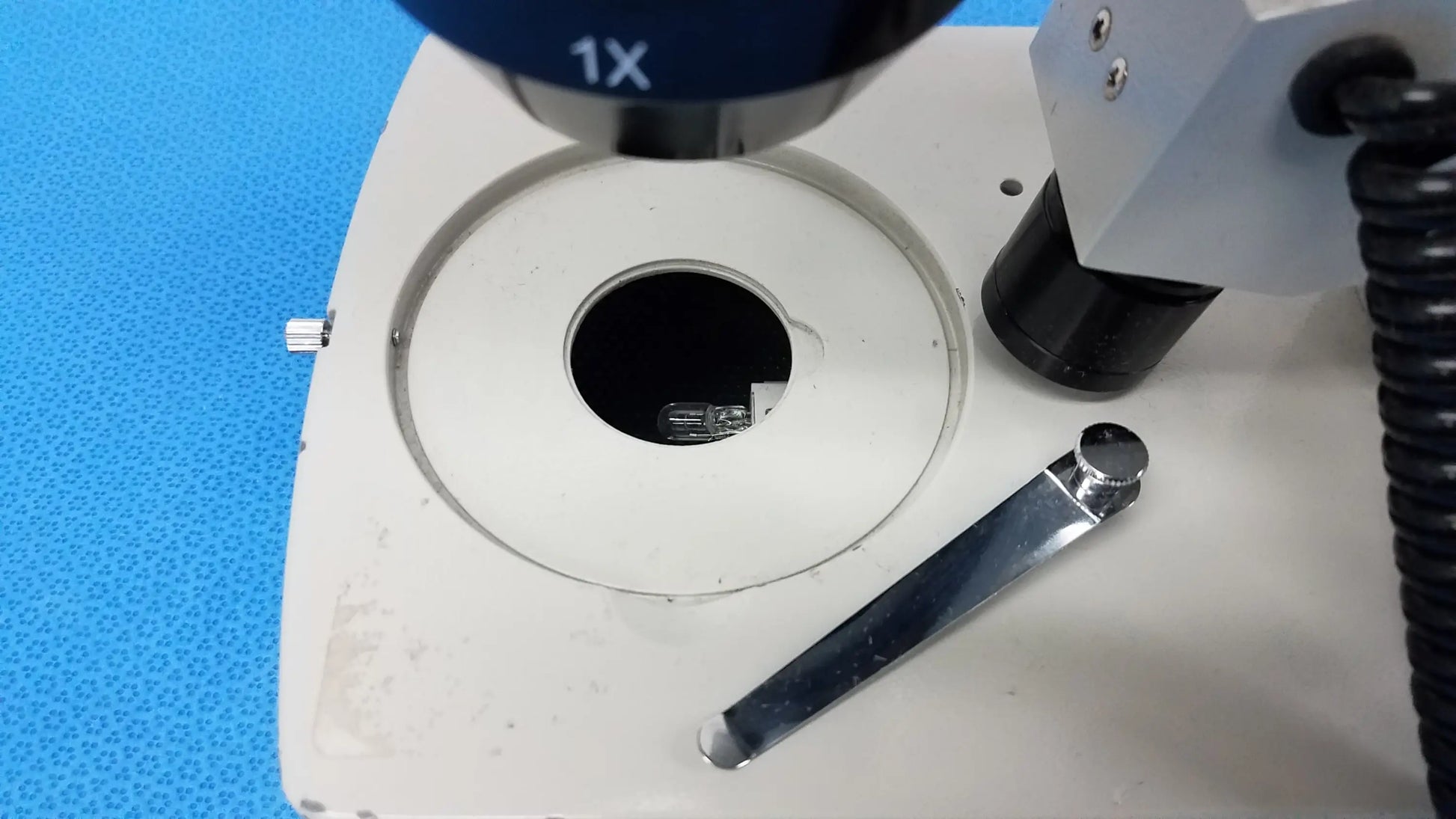 Sleek metallic stage with circular opening and 1x blue lens housing of stereo inverted binocular microscope lot of 2 set