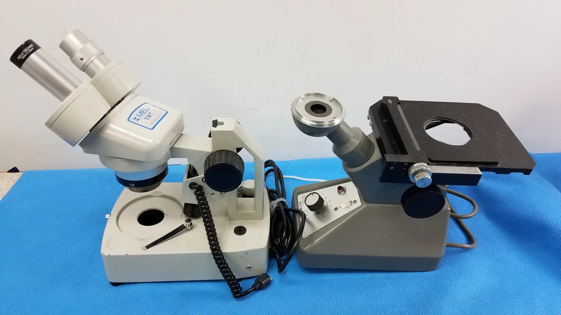 Lot of 2 stereo microscope models with a white inverted binocular zeiss and gray single eyepiece design