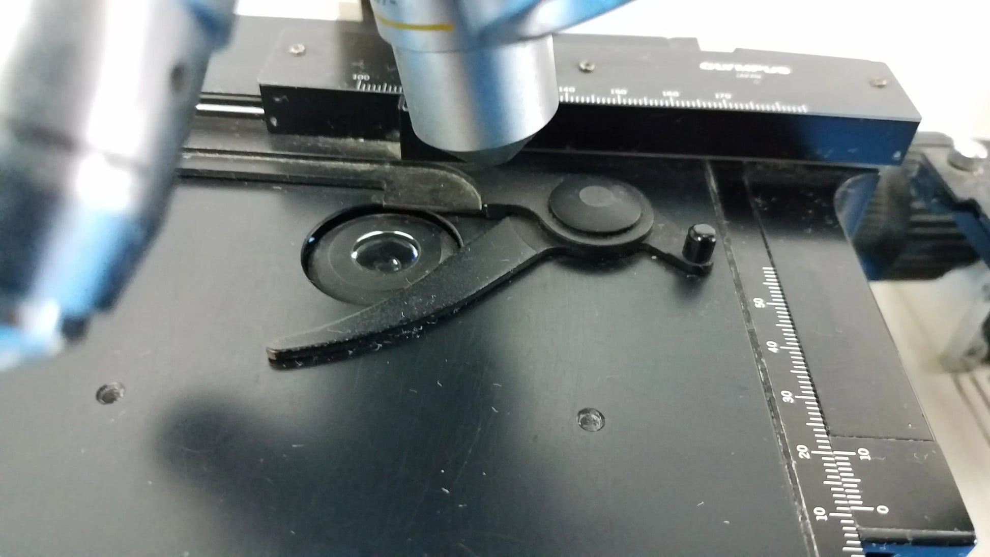 Black plastic circular levered microscope stage clip for reuse medical equipment in wesco olymus ch-2 microscopes lot of 2