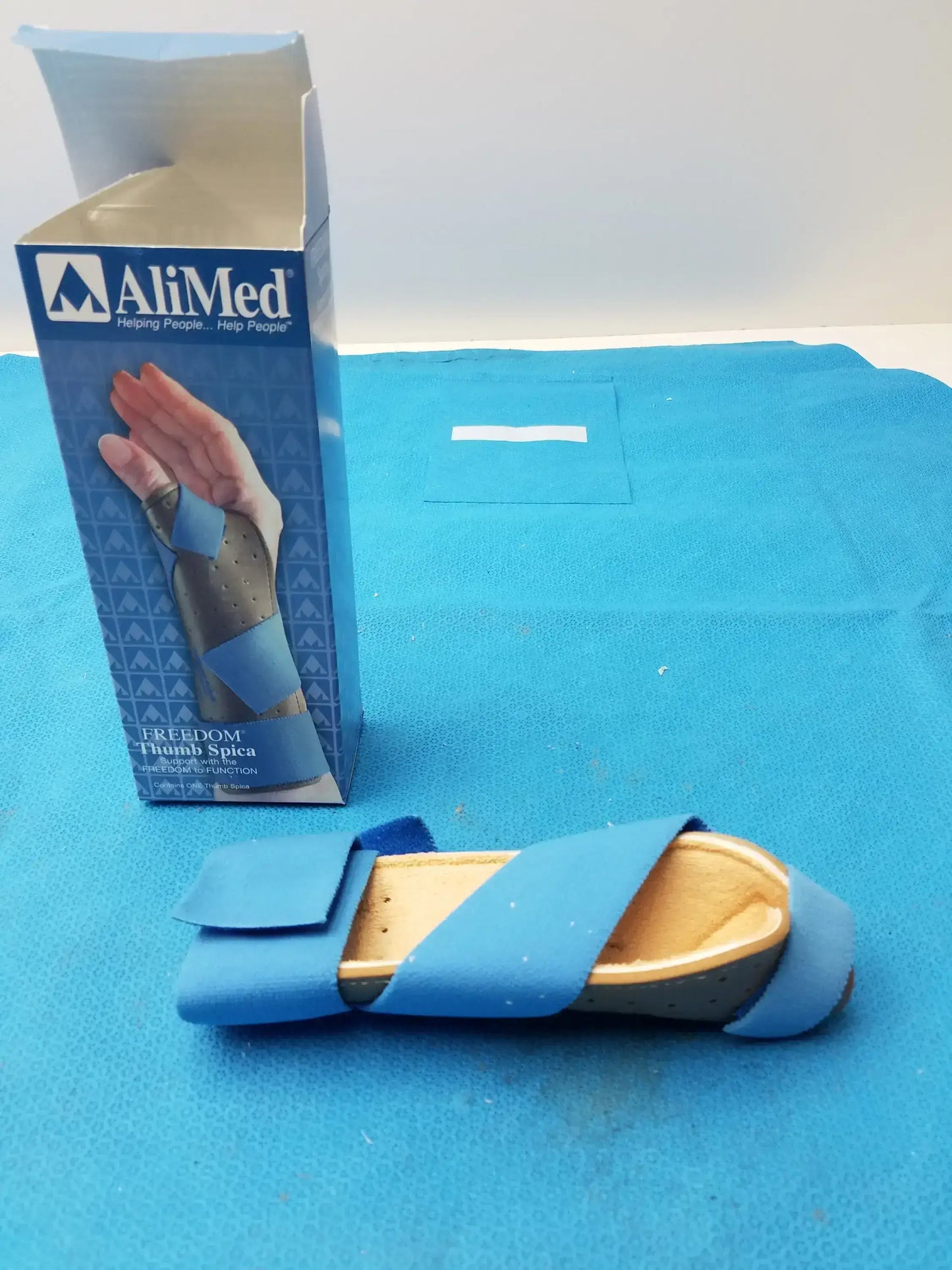Lot of - 5 AliMed Freedom Thumb Spica Splint Medium/Large 5785