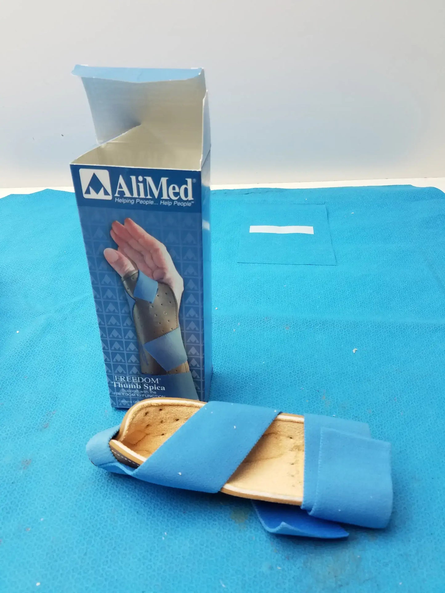 Lot of - 5 AliMed Freedom Thumb Spica Splint Medium/Large 5785