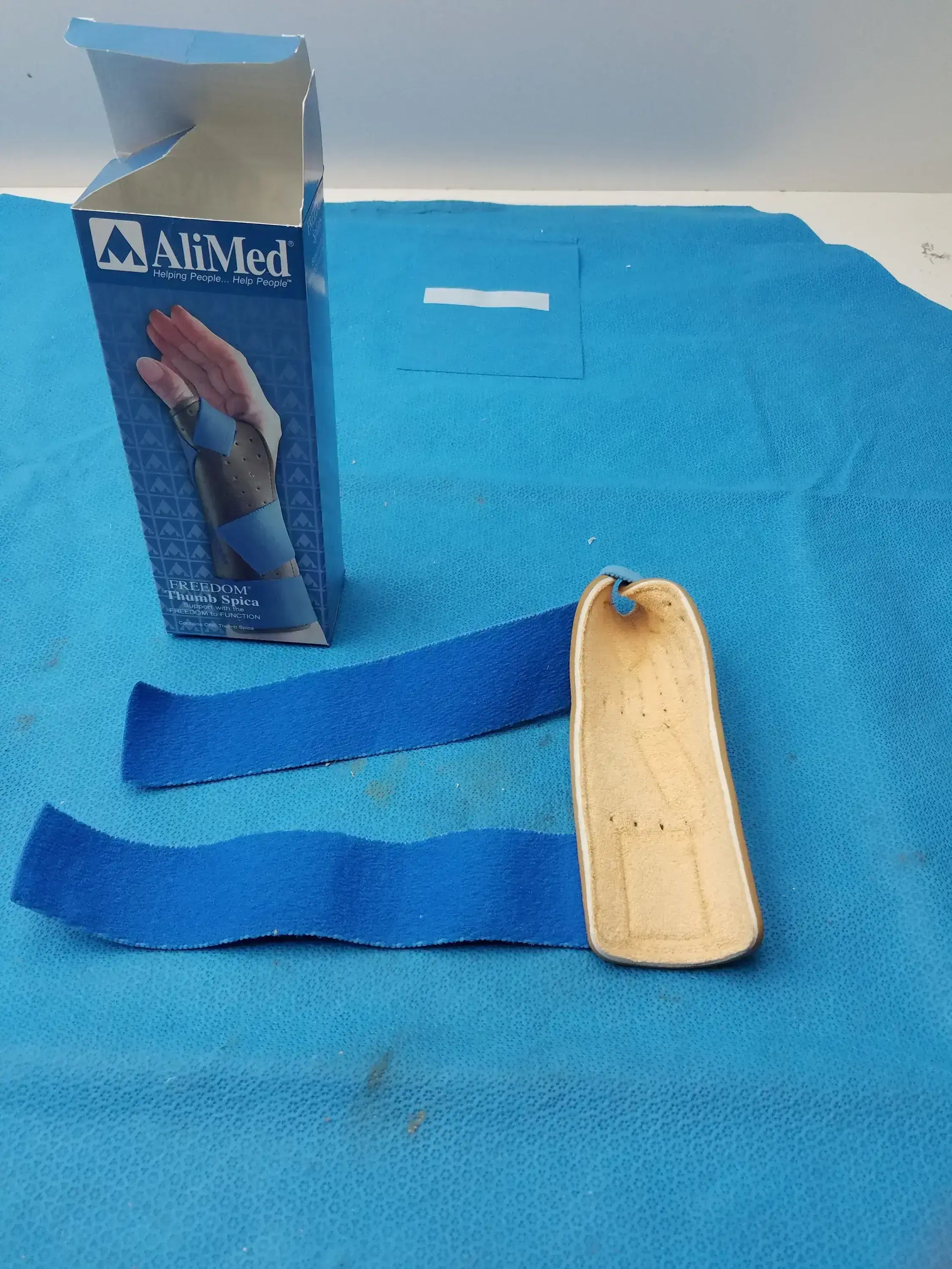 Lot of - 5 AliMed Freedom Thumb Spica Splint Medium/Large 5785