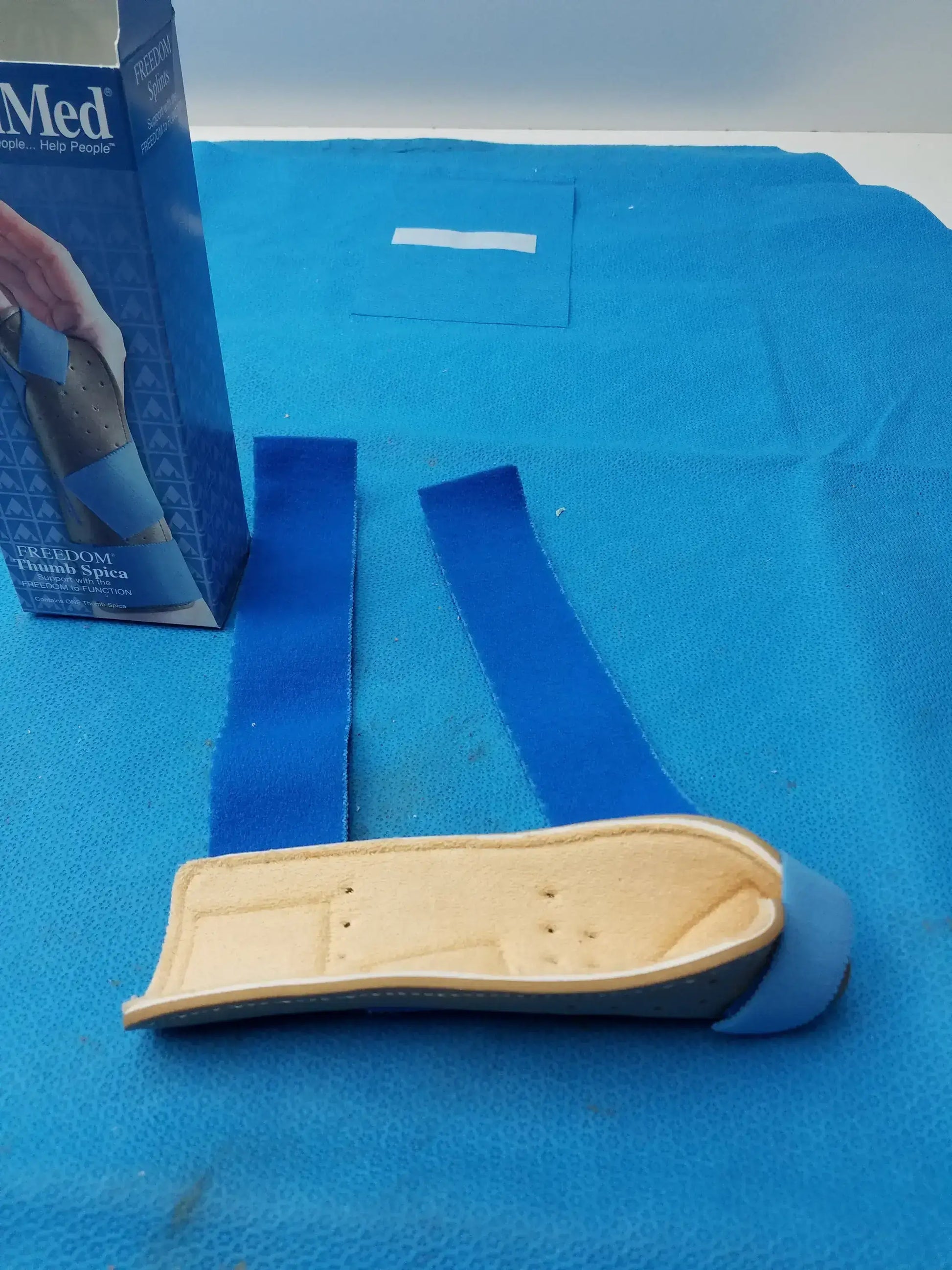 Lot of - 5 AliMed Freedom Thumb Spica Splint Medium/Large 5785