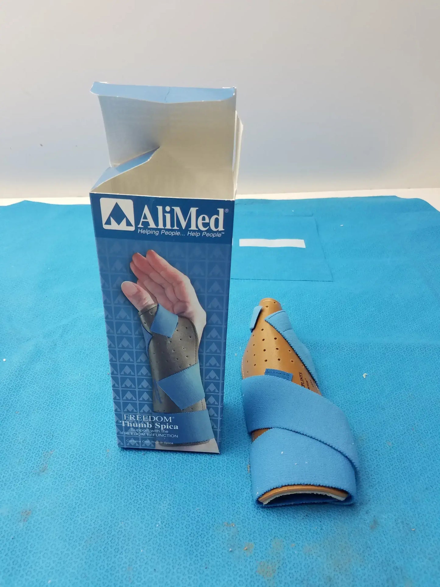 Lot of - 5 AliMed Freedom Thumb Spica Splint Medium/Large 5785