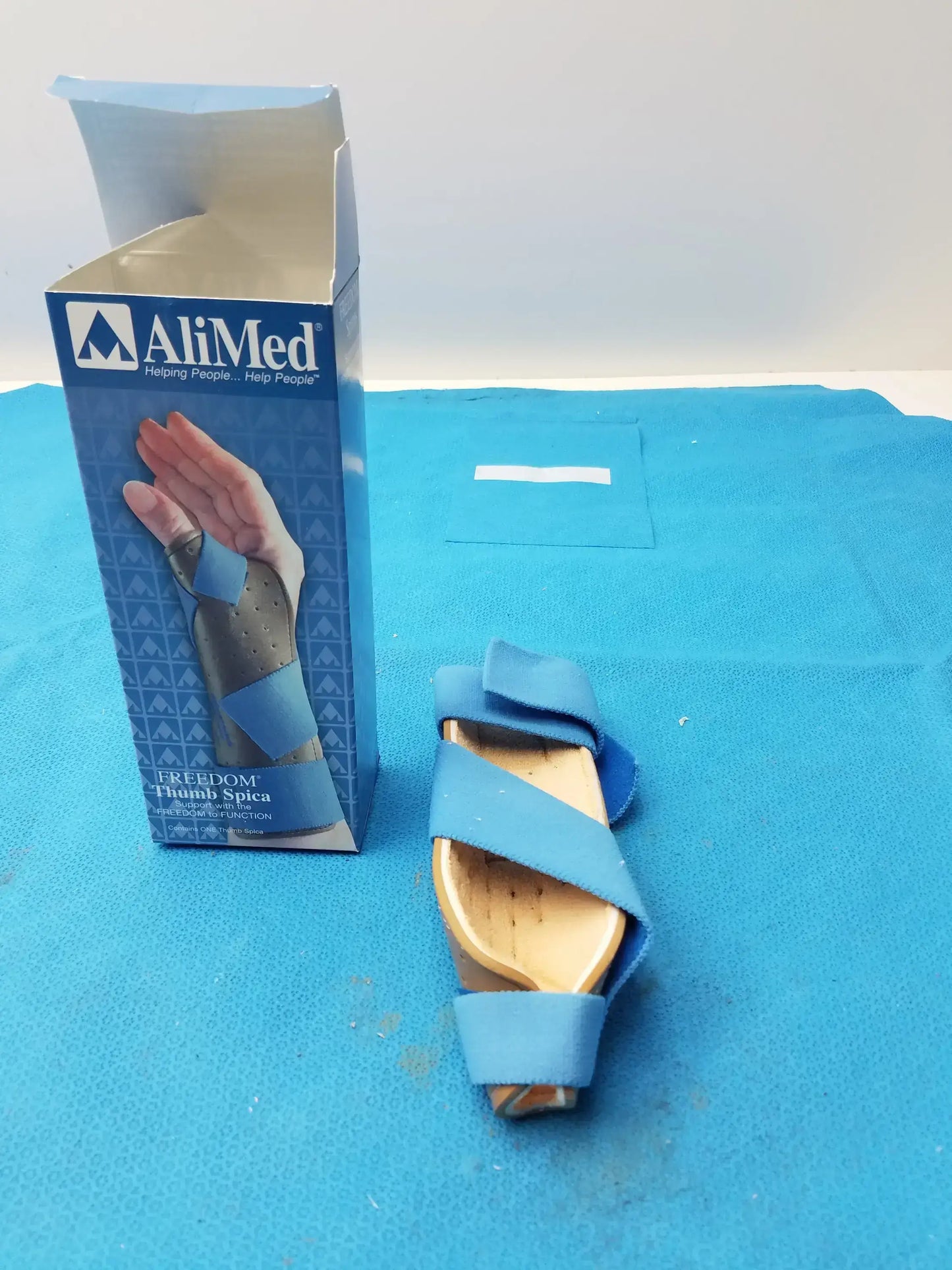 Lot of - 5 AliMed Freedom Thumb Spica Splint Medium/Large 5785