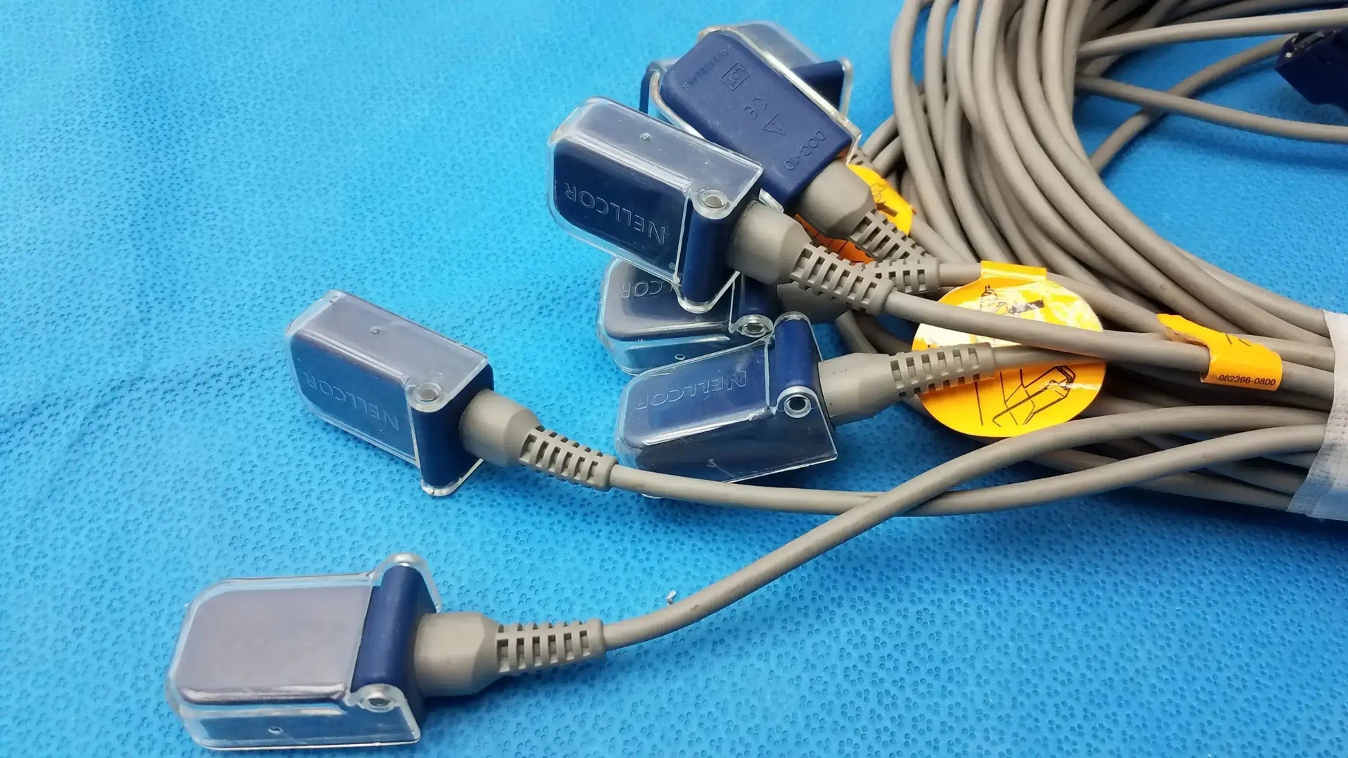 Lot of 8 blue nellcor doc-10 spo2 adapter extension cables with gray connector sensors for medical use