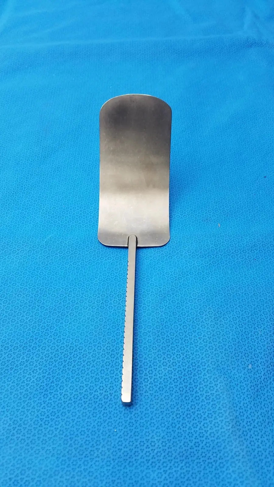Stainless steel malleable retractor blade with curved flat blade and serrated handle for reuse medical equipment use