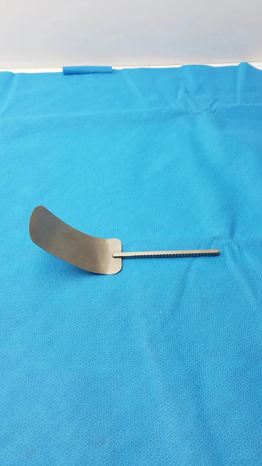 Malleable retractor blade stainless steel surgical instrument with curved flat blade and serrated handle for medical equipment use