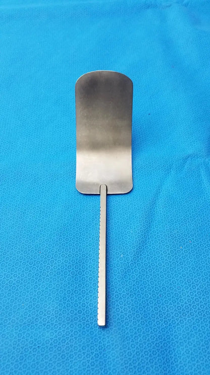 Malleable retractor blade stainless steel surgical instrument with flat curved blade and serrated handle for medical equipment use