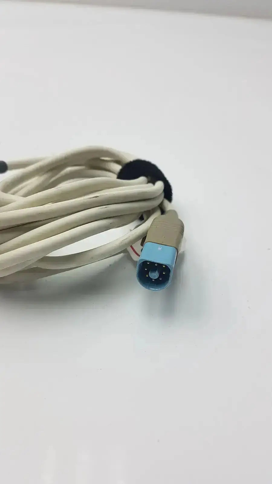 Beige masimo ps-10153d cable interface with light blue and tan connectors neatly bundled by black strap