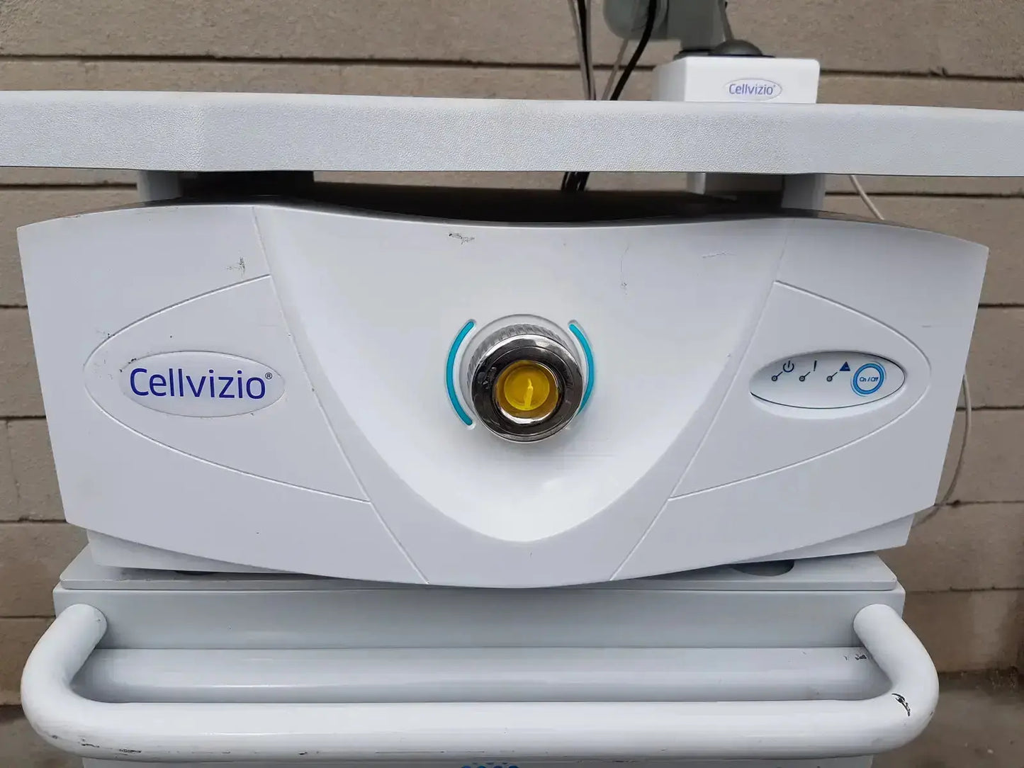 White cellvizio f-400 v2 manometry system by mauna kea technologies with central yellow lens and blue control buttons on right side