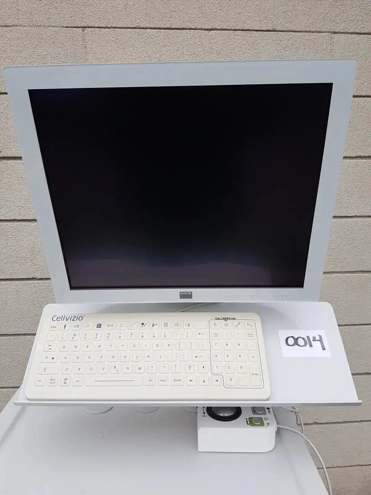 White cellvizio f-400 keyboard and monitor setup by mauna kea technologies with sleek minimalist design for manometry use