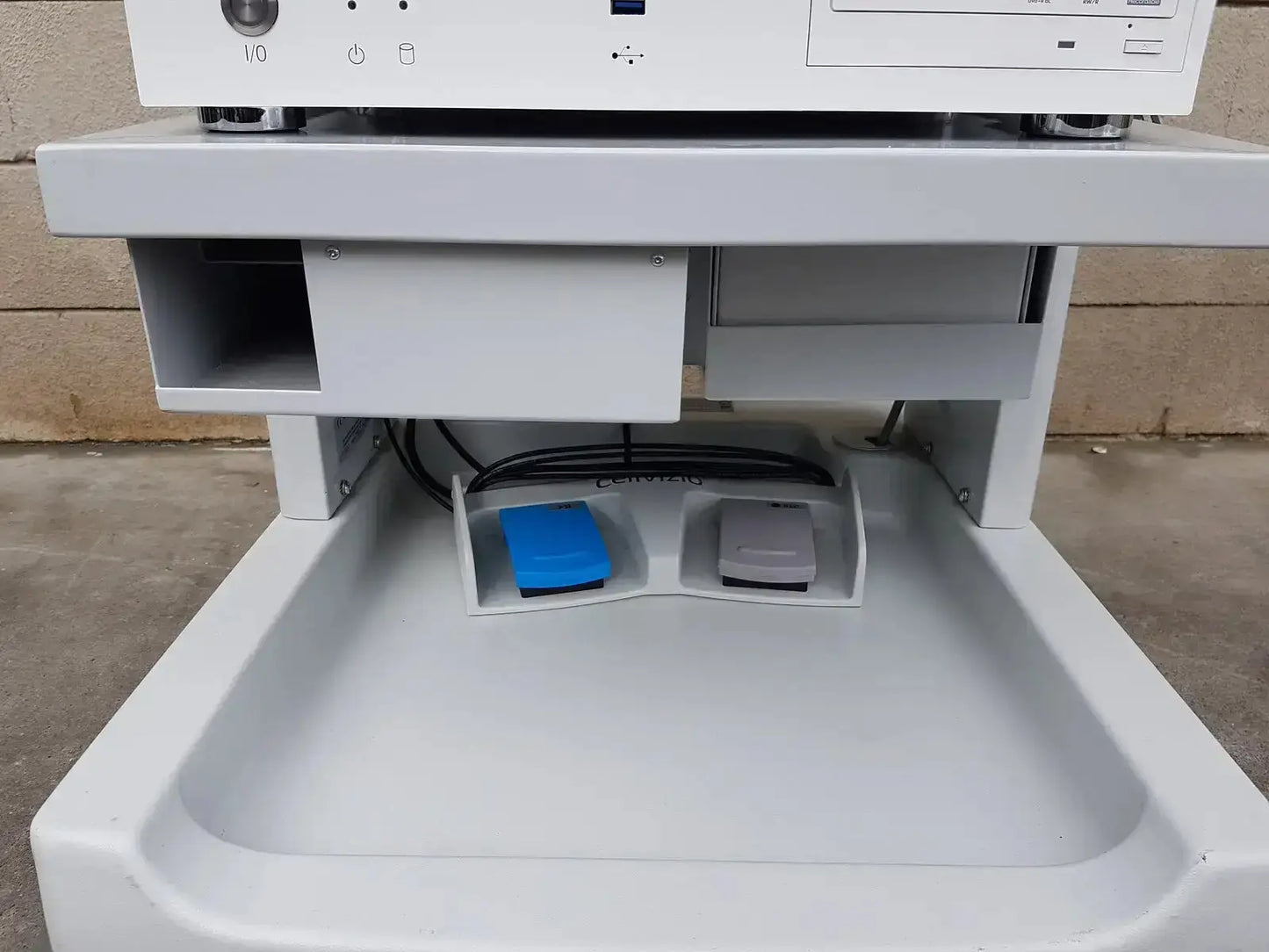 White medical-grade foot pedal station with blue and gray pedals for mauna kea technologies cellvizio f-400 v2 manometry use
