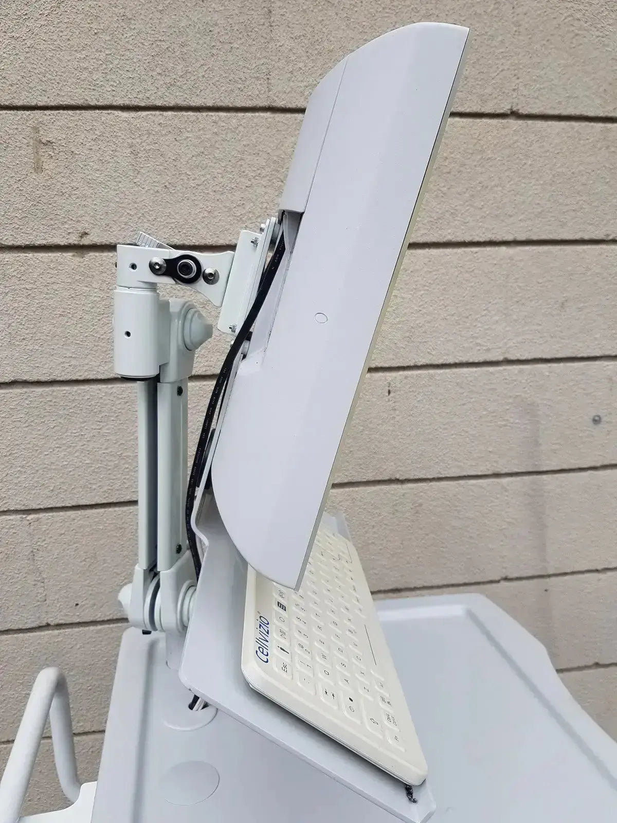 White cempro medical monitor mounted on adjustable arm with keyboard tray in Mauna Kea Technologies Cellvizio F-400 V2 Manometry system