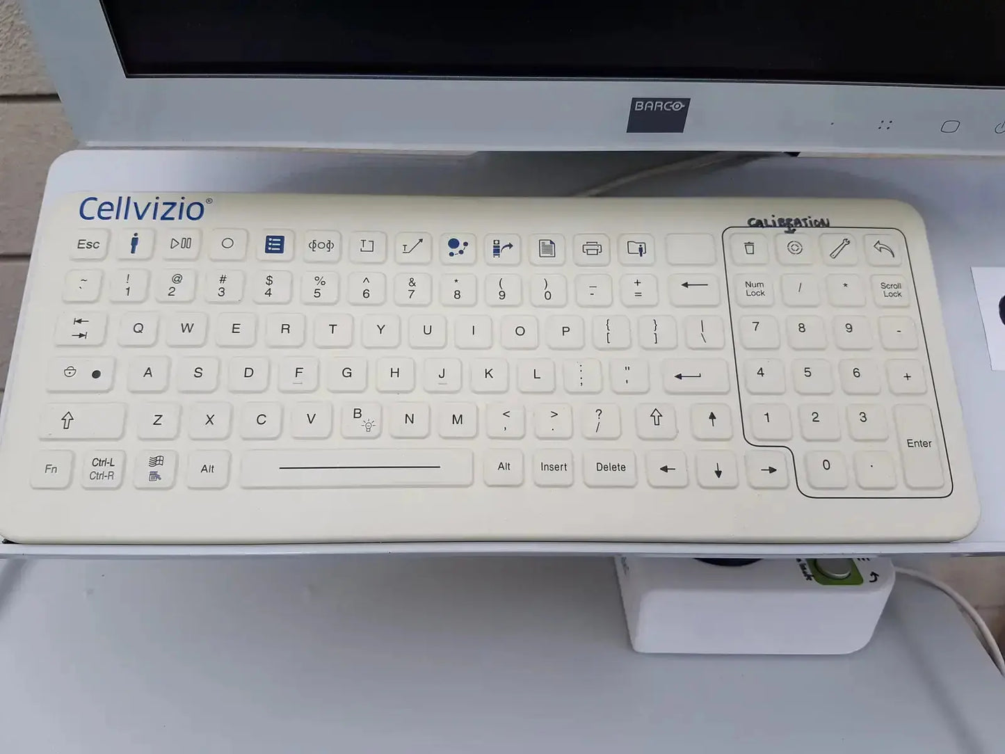 White keyboard with numeric keypad and black lettering for mauna kea technologies cellvizio f-400 v2 manometry system