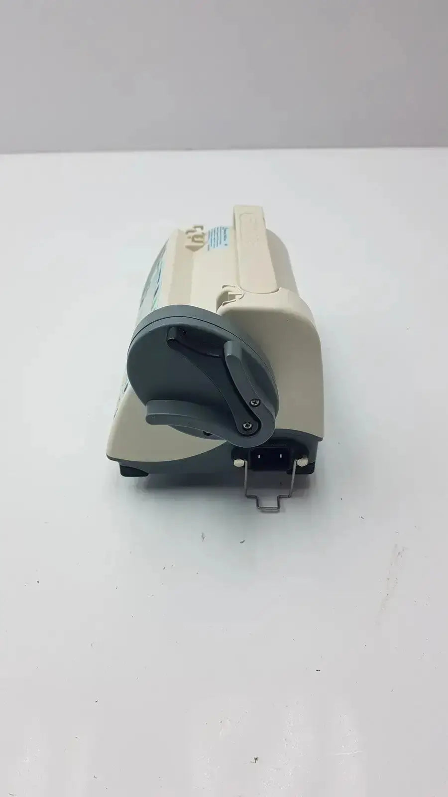 Beige and gray plastic medfusion 3500 handheld biomedical device with flip cover and pole clamp for hospital surplus use
