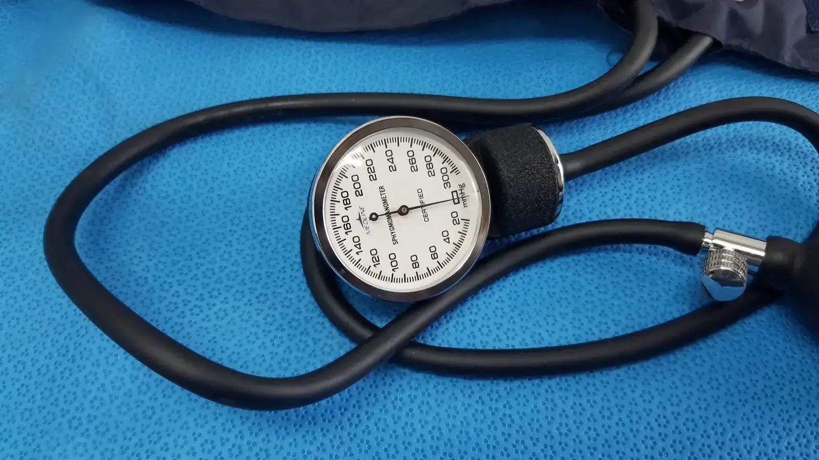 Medline Aneroid Sphygmomanometer Manual Blood Pressure Cuff Monitor Kit w/ Case