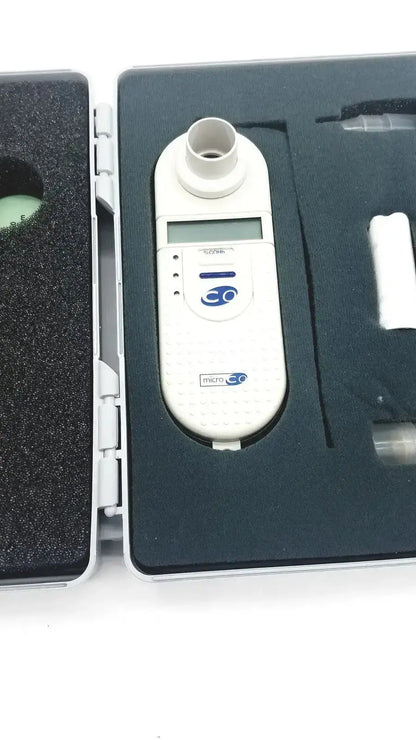 Micro medical microco white plastic carbon monoxide monitor with digital display and circular mouthpiece in foam case