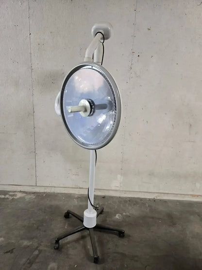 White adjustable floor-standing midmark ritter 355-022 salon lamp with circular reflective head for minor surgery procedure
