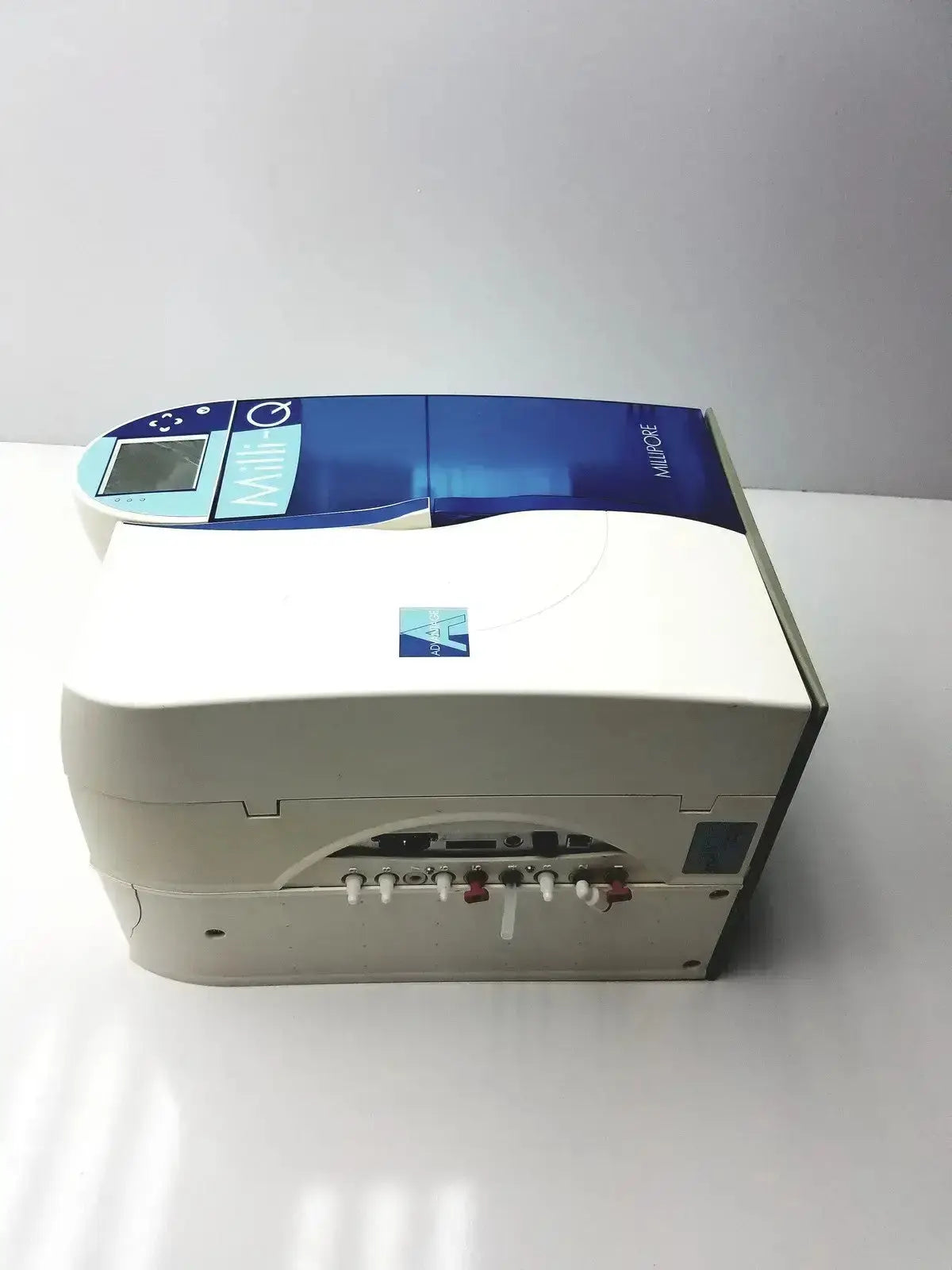 White and blue millipore milli-q advantage a10 toc monitor with digital display for water purification system