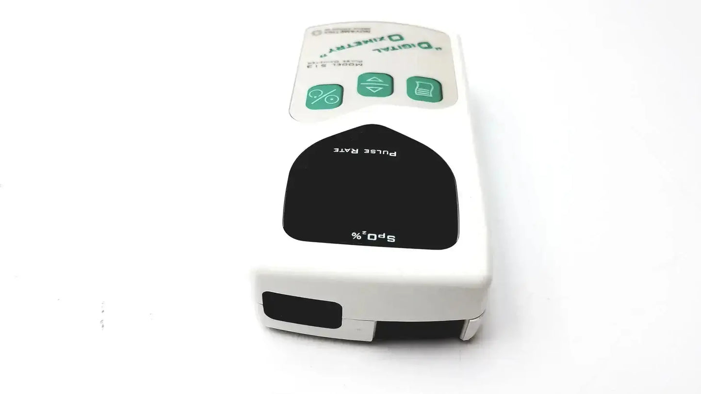 Novametrix 513 pulse oximeter monitor white with green buttons and black display showing spo2 percentage on screen