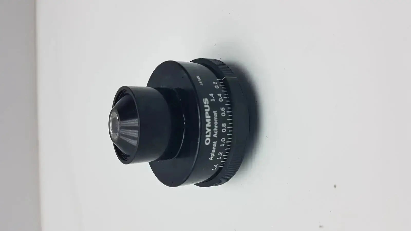 Black olympus microscope condenser aplanat achromat 1.4 with engraved markings and textured focus ring lens