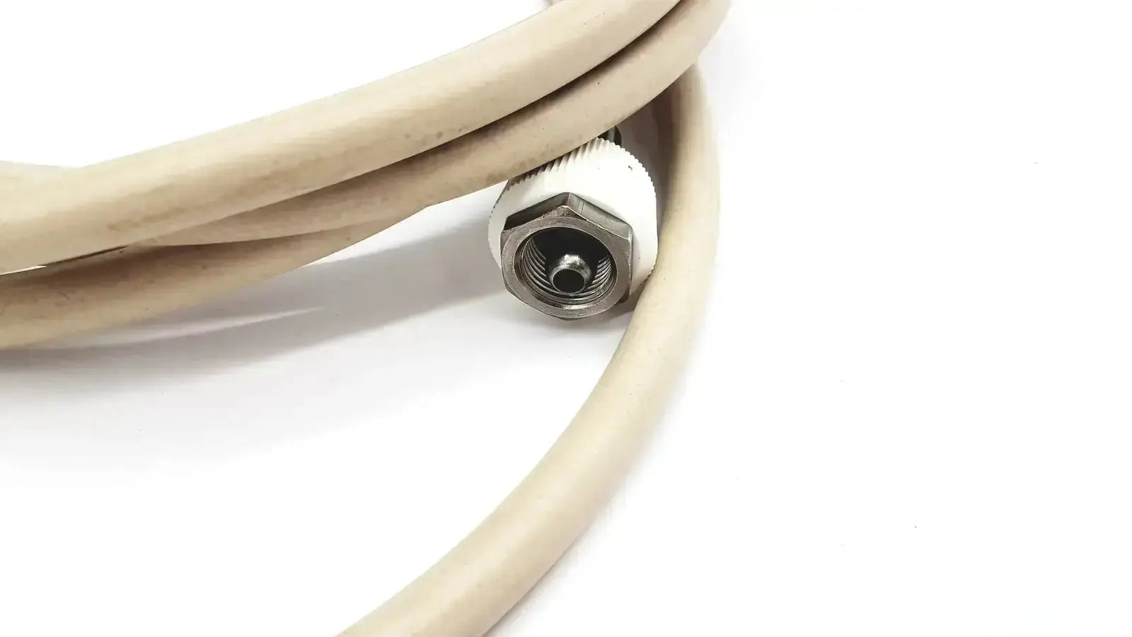 Beige electrically conductive hose parker 5159-4 with white hexagonal connector housing and metallic center pin