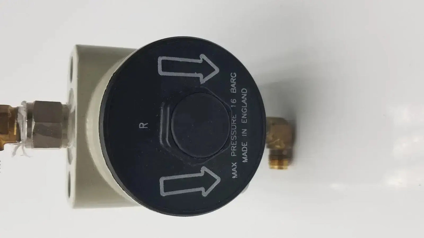 Black circular pressure gauge with max pressure 16 barg and made in england on peak scientific a20rac e361rac filter housing